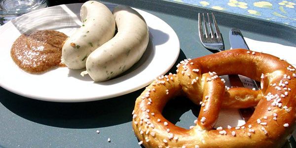 Weißwurst and Bretzel un senf