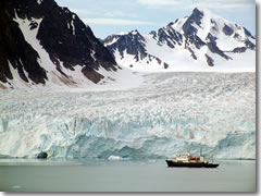 A cruise ship at the Monaco Glacier.