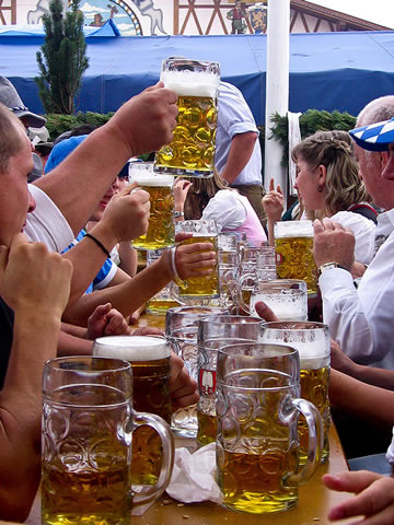 Hoisting Maß (liter-sized mugs) of beer at Munich's Oktoberfest