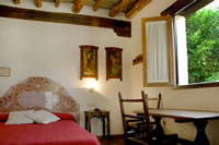 A room at the farm-hotel Alqueria de Morayma