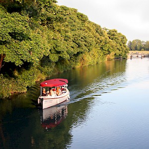 A cruise down the Thames river in Oxford (Photo courtesy of Viator.com)